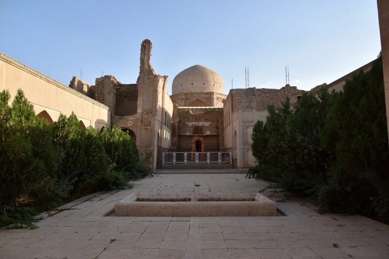 خانقاه, جدایی صوفیه از شریعت, خانقاه در برابر مسجد